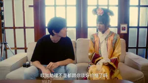 Học sinh nữ bị bắt phục vụ khách khi làm thêm ở quán rượu