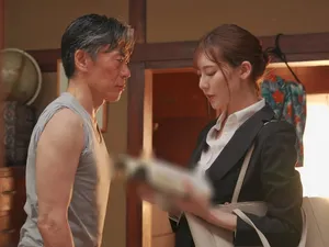 Bố dượng Nắc con gái riêng của Cô vợ bên cạnh Cô vợ đang ngủ