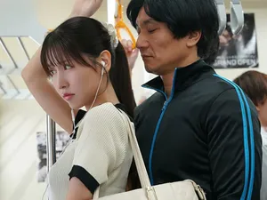 Em để yên thế này để anh đút cặc vào nhé