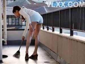 Hẹn hò với một người phụ nữ trưởng thành xinh đẹp, mặc một chiếc váy trắng đơn giản, với thân hình đầy đặn và gợi cảm khiến người ta ngay lập tức sôi sục và cứng đờ, hôn lưỡi, nhào nặn, mút sữa, trêu chọc, rồi đánh mạnh và quan hệ...