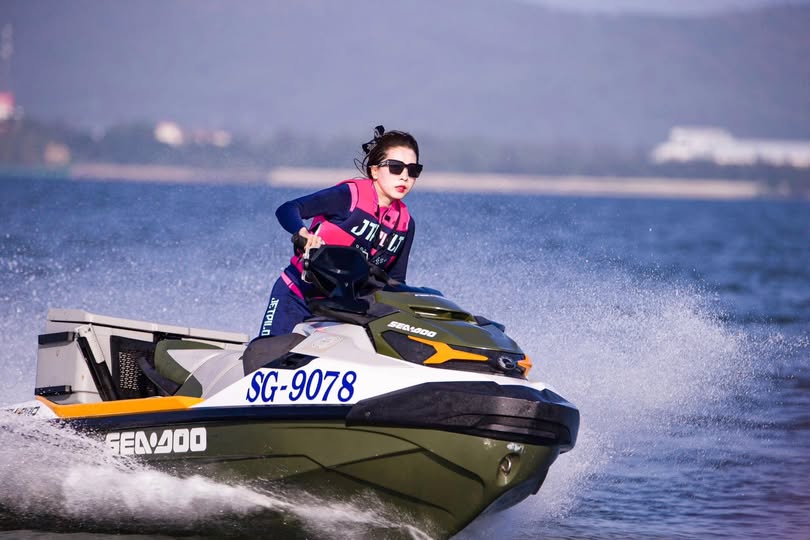 Nữ nhân viên lễ tân nhà nghỉ có sở thích gạ xoạc đàn ông đã có vợ