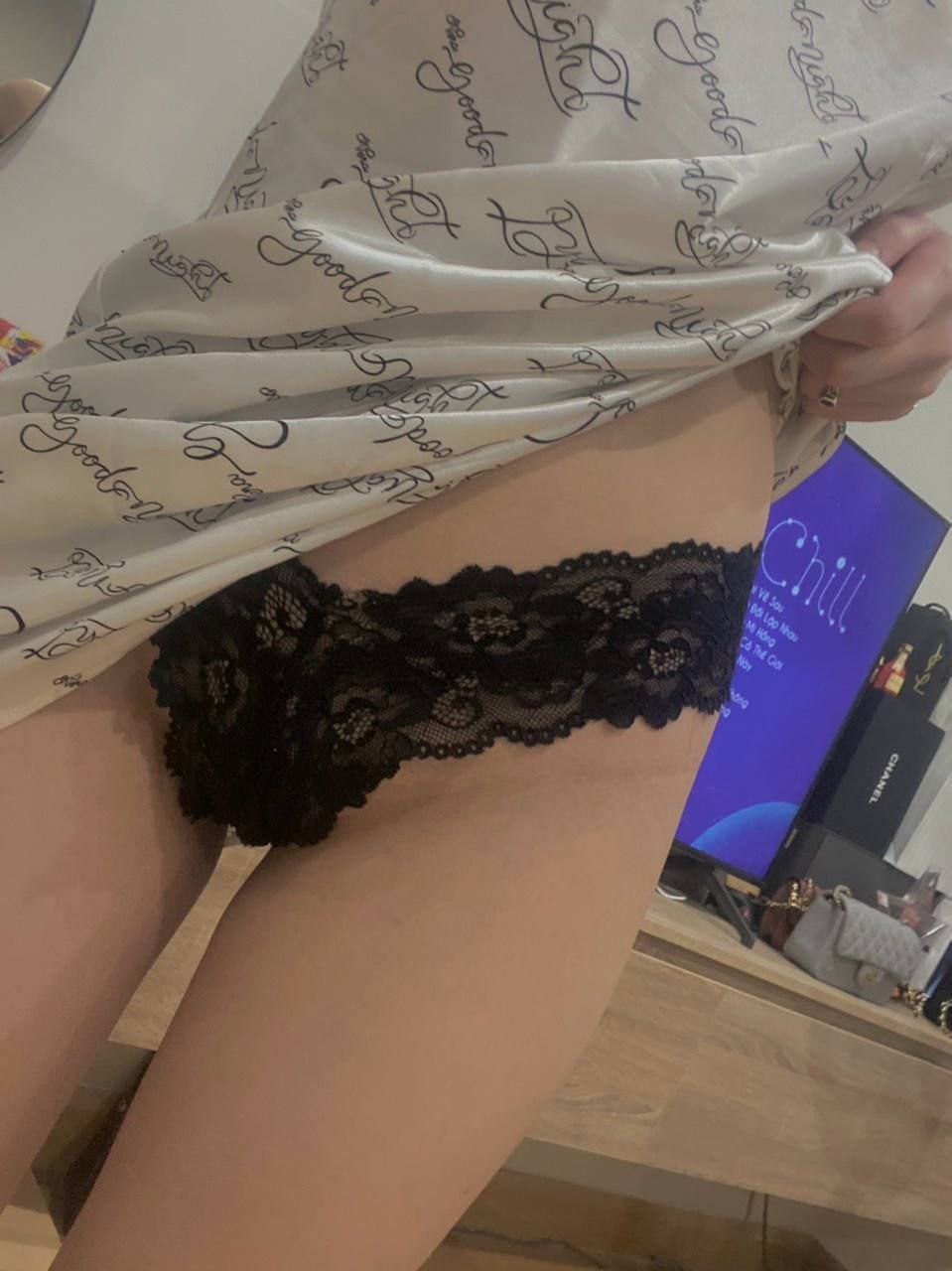 Lén lút bú buồi anh rể khi chị gái làm việc